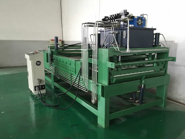 半自動(dòng)冷庫(kù)面板成型機(jī)（液壓）