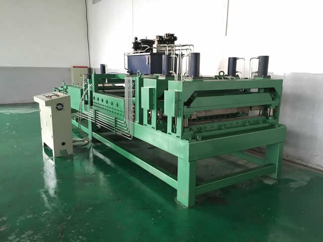 全自動(dòng)冷庫(kù)面板成型機(jī)（液壓）