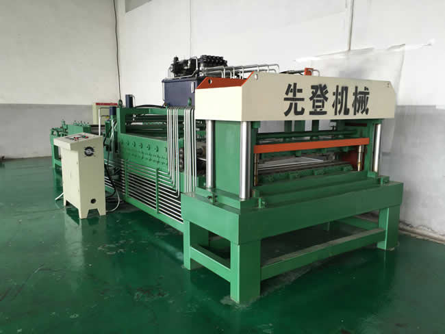 全自動(dòng)冷庫(kù)面板成型機(jī)（液壓帶沖孔）